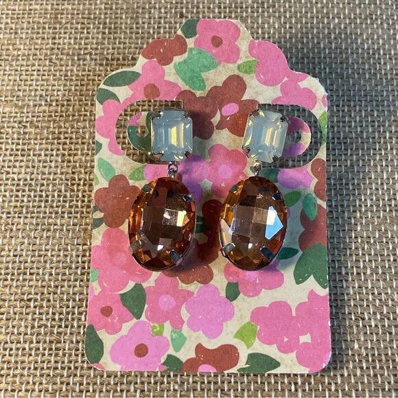 Gorgeous crystal drop earrings in Apricot and milky crystal. - Picture 3 of 13